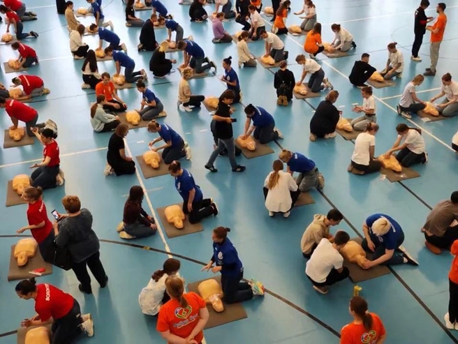 Инструкторы будут сопровождать каждый манекен | Источник: Новосибирский медицинский колледж