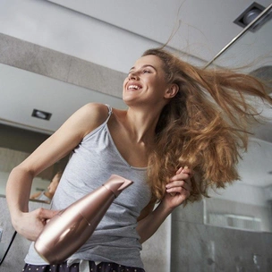 Вы этого не знали: как фен может ухаживать за волосами