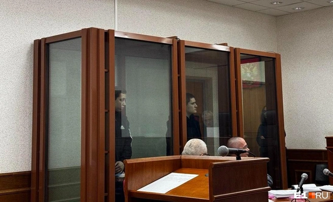 Леонид Тарасюк (слева) не признал вину в полном объеме | Источник: Евгений Кошек / E1.RU