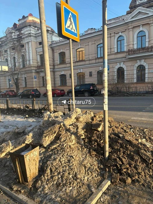 Кучи окружают филфак | Источник: очевидец