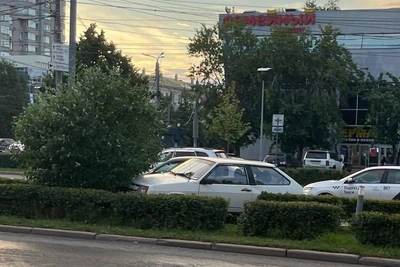 Водителя Mercedes разыскивают после ДТП с ВАЗом в Челябинске