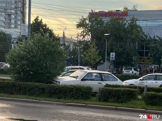 Приезда ГАИ Сергей дожидался на тротуаре | Источник: читатель 74.RU