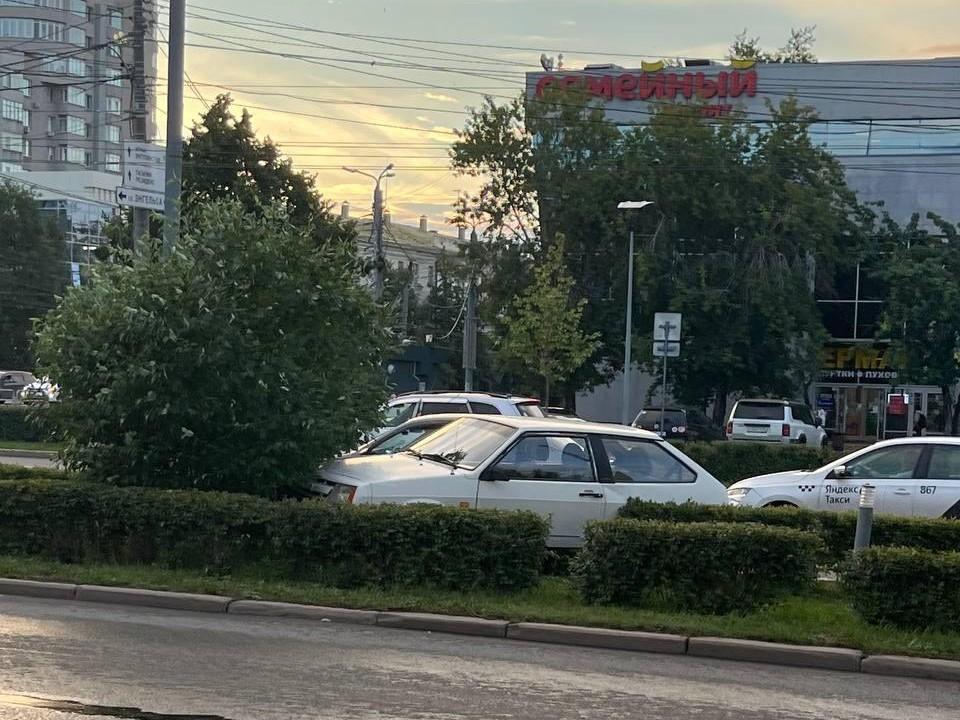 В Челябинске ищут водителя Mercedes, который подрезал улетевший в дерево ВАЗ