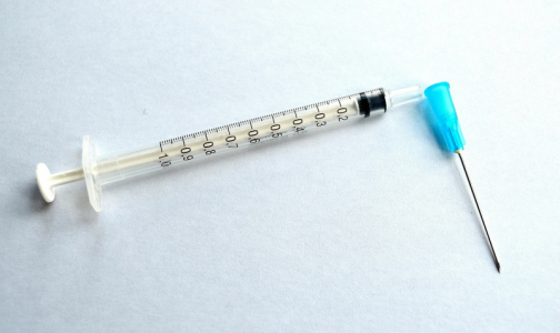 Главный санврач Петербурга досрочно сняла запрет на плановые прививки детям