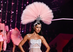 Два образа Ирины Шейк на шоу Victoria’s Secret: кокетливый и очень откровенный