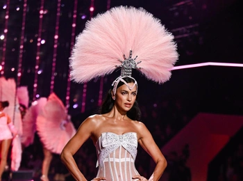 Два образа Ирины Шейк на шоу Victoria’s Secret: кокетливый и очень откровенный