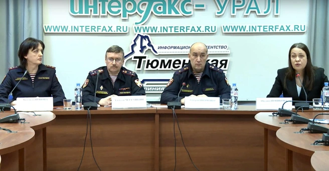 Дмитрий Александрович Шевченко (второй справа) давал пресс-конференцию для журналистов, где делился планами работы на 2025-й год | Источник: Тюменская линия