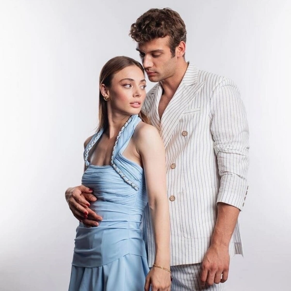 Джанер Топчу и Рабиа Сойтюрк из сериала «Услышь меня» рассказали, с какой проблемой столкнулись во время съемок | Источник: Фото издания Hürriyet Kelebek