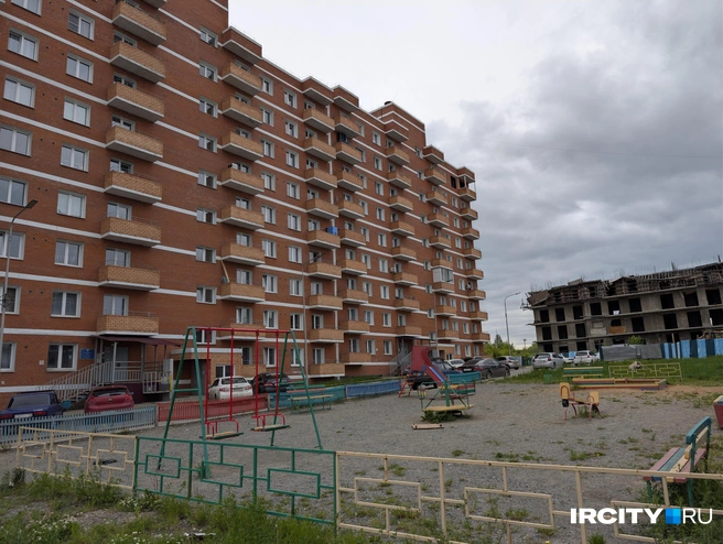 Детская площадка тут тоже весьма минималистичная и немного грустная. Справа&nbsp;— заброшенный долгострой | Источник: Алина Ринчино / «ИрСити»