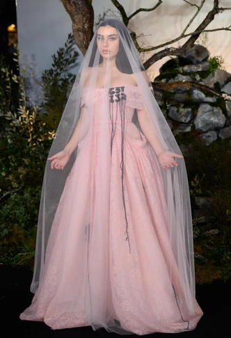 Эволюция стиля Чарли XCX: от Tumblr-гранжа до кинодивы Эволюция стиля Чарли XCX: от Tumblr-гранжа до кинодивы