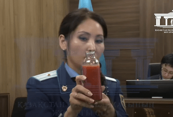 Прокурор Айжан Аймаганова в суде показала объем гематомы, от которой погибла Салтанат Нукенова