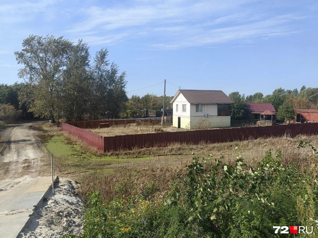 Этот дом полностью стоял в воде еще совсем недавно | Источник: Павел Красоткин / 72.RU 
