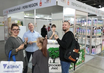 Представители компании «Русский лес» дают свои продукты на пробу | Источник: предоставлено Анной Суховой 