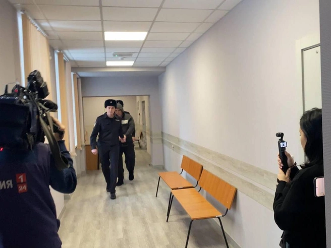 Александр Штайда, фигурант уголовного дела, в суде пытался скрыть лицо от фотокамер. | Источник: Анастасия Хрипушина / NGS.RU