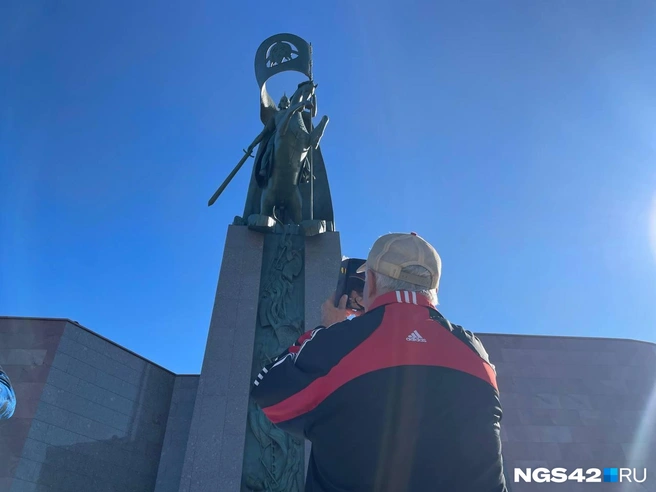 Только памятник устанавливали здесь по частям несколько месяцев | Источник: Лера Городецкая / NGS42.RU