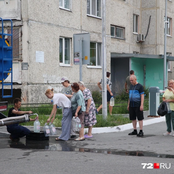 Некоторые жители узнавали о подвозе воды из домовых чатов | Источник: Ирина Шарова / 72.RU