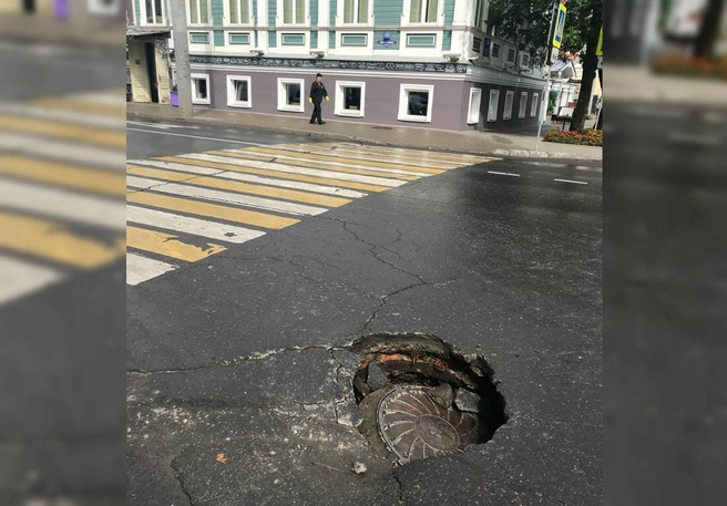 Крышка колодца скрылась под асфальтом | Источник: Подслушано в Рыбинске