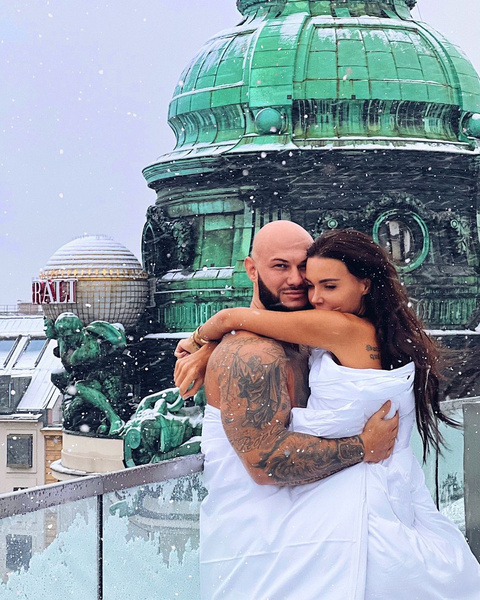 Полуголые Оксана Самойлова и Джиган нежно обнялись на фоне заснеженной Вены – фото
