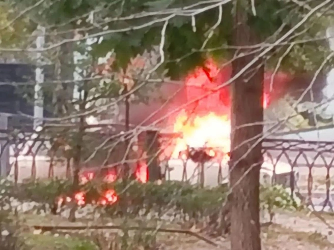 Днем 14 октября дроны ударили по машине возле кафе в Энергодаре | Источник: Пухов LIVE 🇷🇺 / max.ru