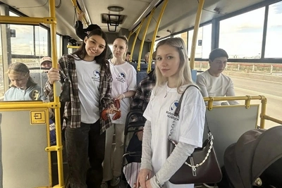 В Череповце волонтеры раздали 500 георгиевских ленточек в автобусах