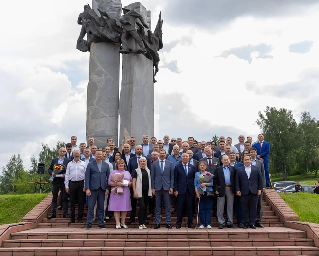 Чествование лучших сотрудников у монумента металлургам — приятная традиция профессионального праздника | Источник: пресс-служба ЕВРАЗа