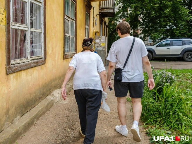 Зульфия под окнами своего дома | Источник: Булат Салихов / UFA1.RU
