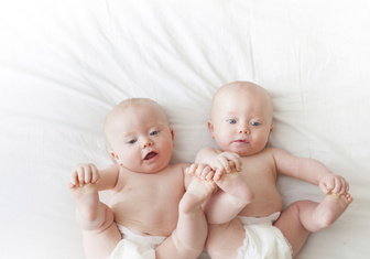Ученые объяснили аномальное число новорожденных близнецов в США