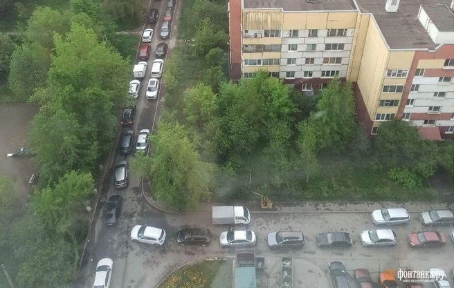 «Смотрю в окно на пробку и плачу, собираясь». Дорожные работы намертво заперли Шушары | Источник: читатель «Фонтанки»