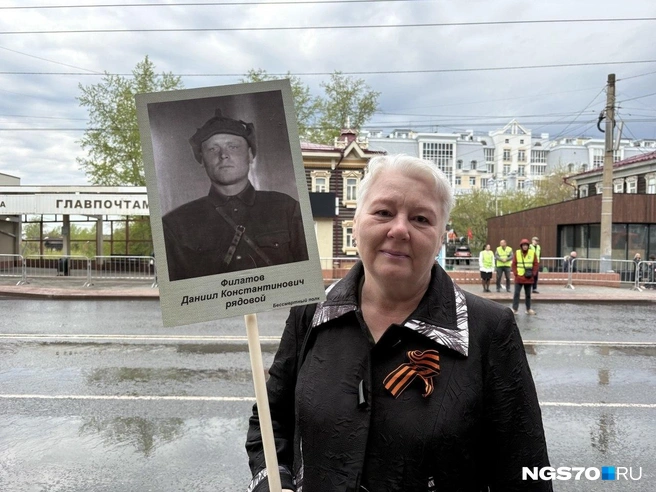 Ольга Михайловна&nbsp;— постоянная участница шествия | Источник: Мария Лобанова / NGS70.RU 