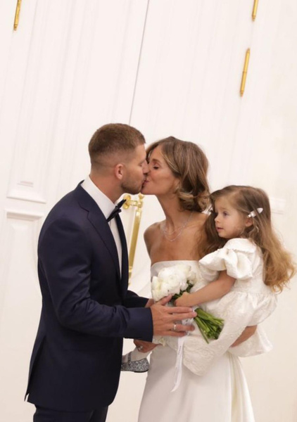 Скромное платье и нежные поцелуи: Алекса вышла замуж за тренера Вячеслава Дайчева