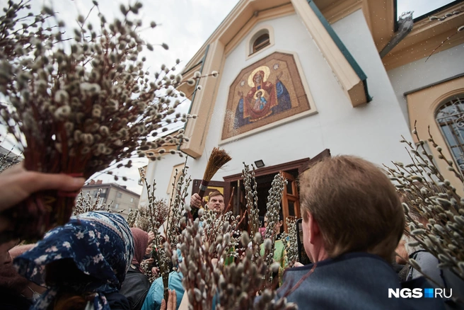 Освященную вербу по традиции хранят дома у икон | Источник: Александр Ощепков / NGS.RU