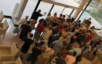 Нет, это не МФЦ и не районная поликлиника в 7:55 утра. Одно очень странное фото отеля 4* в Испании