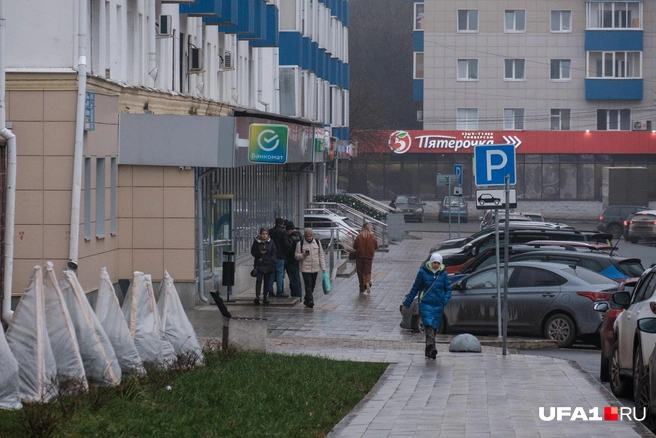 Все вышли из банка | Источник: Булат Салихов / UFA1.RU
