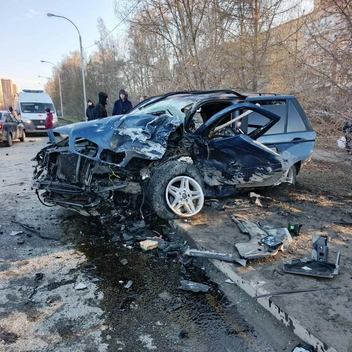 BMW, в котором находились грудной ребенок и женщина | Источник: читатель E1.RU