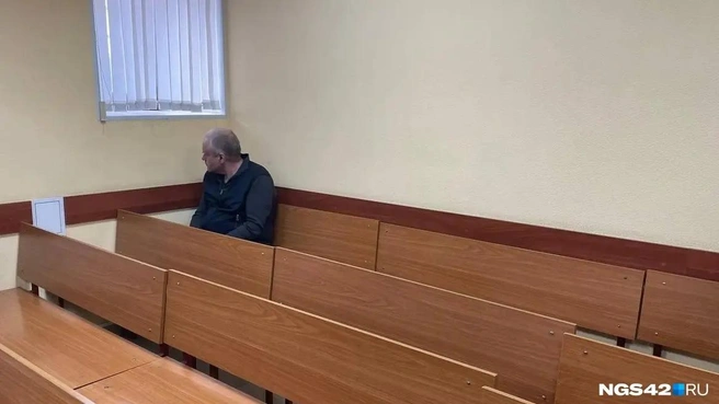На первый суд Глеб Орлов пришел лично поддержать любимую | Источник: Лера Городецкая / NGS42.RU