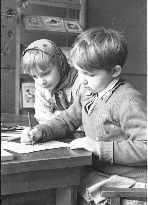 Дети, эвакуированные в Куйбышев из Ленинграда, за домашней работой. 1945 год | Источник: фотофонд Самарского областного государственного архива социально-политической истории