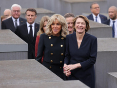 Смех первых леди Франции и Германии у мемориала жертвам Холокоста вызвал грандиозный скандал