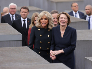 Смех первых леди Франции и Германии у мемориала жертвам Холокоста вызвал скандал