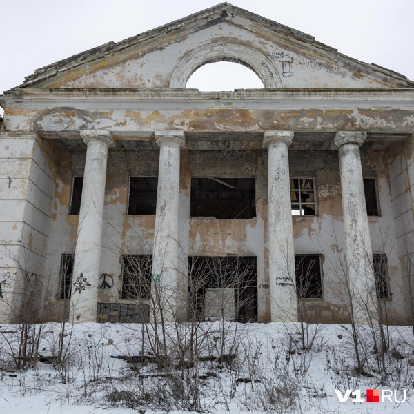 Еще зимой руины сталинских зданий оставались заброшенными символами Веселой балки | Источник: Константин Завриков / V1.RU