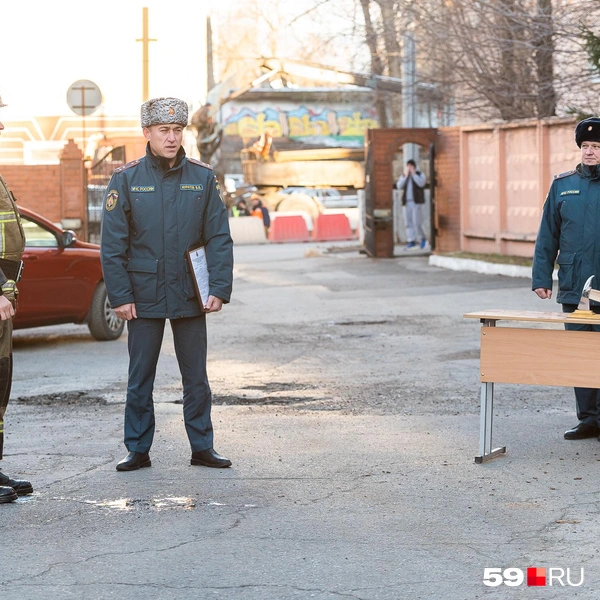 Алексея поблагодарили за 30-летнюю службу | Источник: Василина Любимова / 59.RU