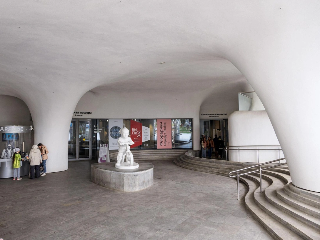 Родион Артамонов. «Ветер». Скульптура установлена перед «Ледяной пещерой» в парке «Зарядье». | Источник: архивы пресс-служб