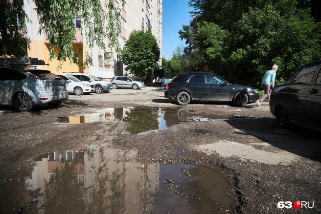 Выезд с парковки не лучше | Источник: Роман Данилкин / 63.RU