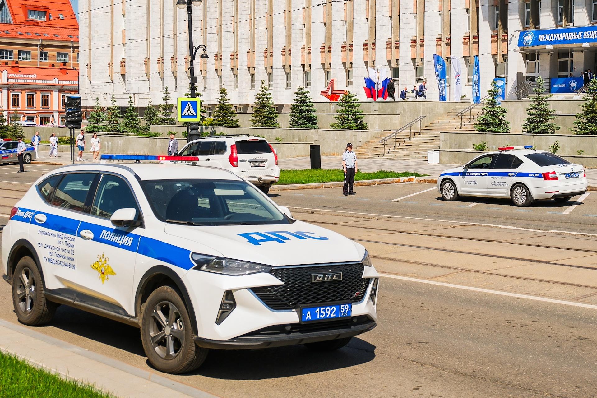 В центр стянулись патрули, у филармонии стоит кортеж — что происходит в Перми в день приезда Сергея Лаврова