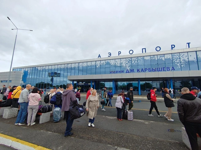 Люди, которые приехали на рейс, собрались возле входа в аэропорт | Источник: паблик «Омск ВК» во «ВКонтакте»