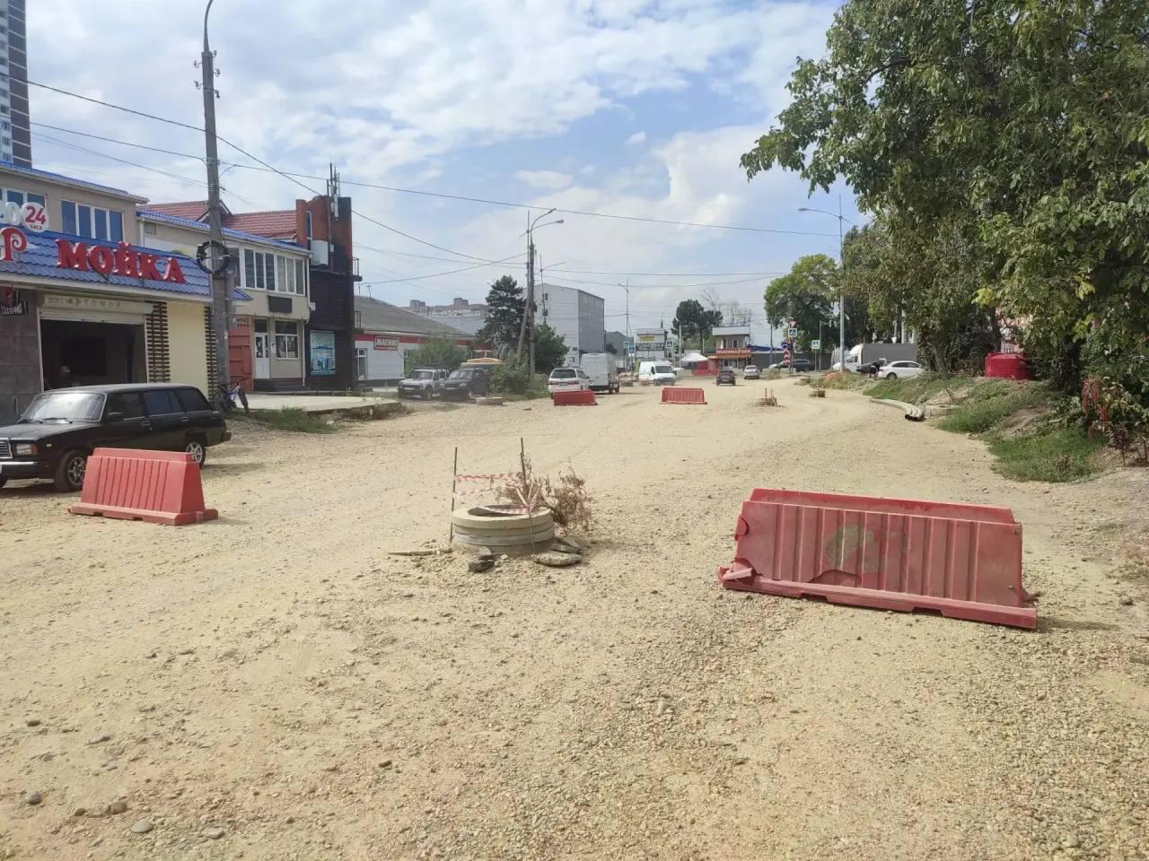 На улице Почтовой в Краснодаре снова сорвали сроки ремонта дороги — подрядчика сменят