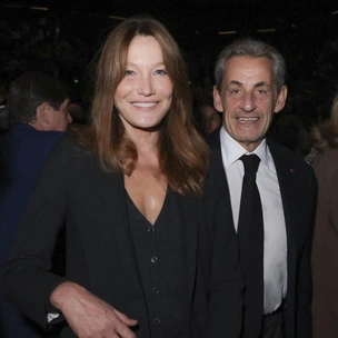 Карла Бруни проводила Николя Саркози в тюрьму под аплодисменты толпы