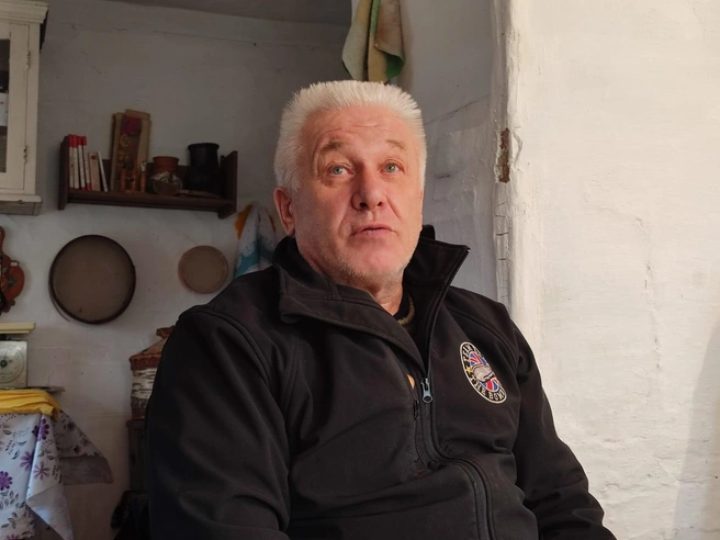 Александр Хорунжий сменил «Мерседес» на бронемобиль, чтобы нормально ездить по местным дорогам | Источник: Илья Калинин / NGS.RU