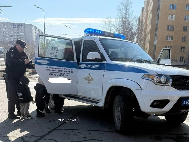 Сотрудники полиции доставили малышей обратно в детский сад. | Источник: Эльмаш Екатеринбург / T.me