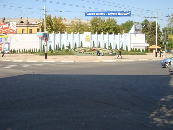 Еще один ракурс на только открывшиеся цветочные часы. Октябрь 2007 года. Над ними видно рекламную растяжку, тогда они еще не были под запретом