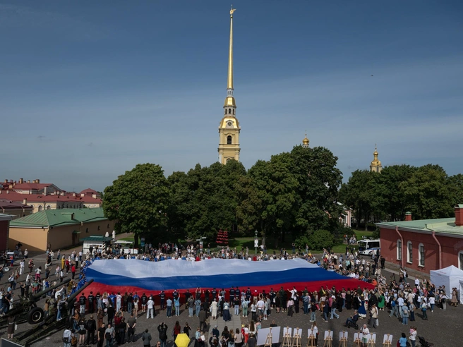 В Петропавловской крепости развернули 50-метровый триколор | Источник: Андрей Бок / FONTANKA.RU